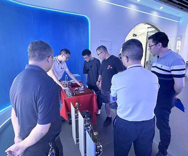 热烈欢迎四川大学专家教授莅临喜乐娱乐科技 热烈欢迎四川大学专家教授莅临喜乐娱乐科技